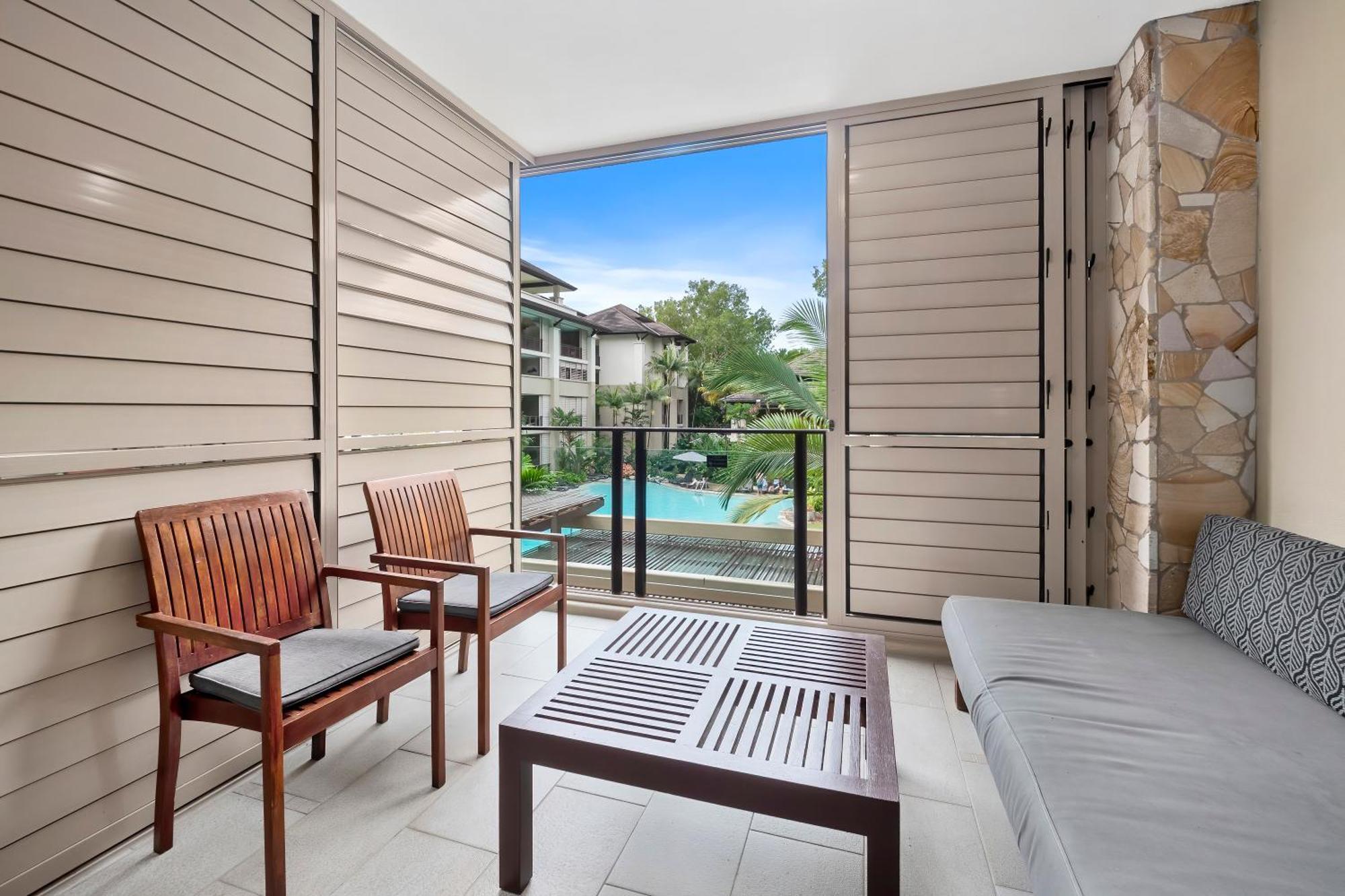 Private Apartments In The Temple Beachfront Resort Palm Cove Room photo