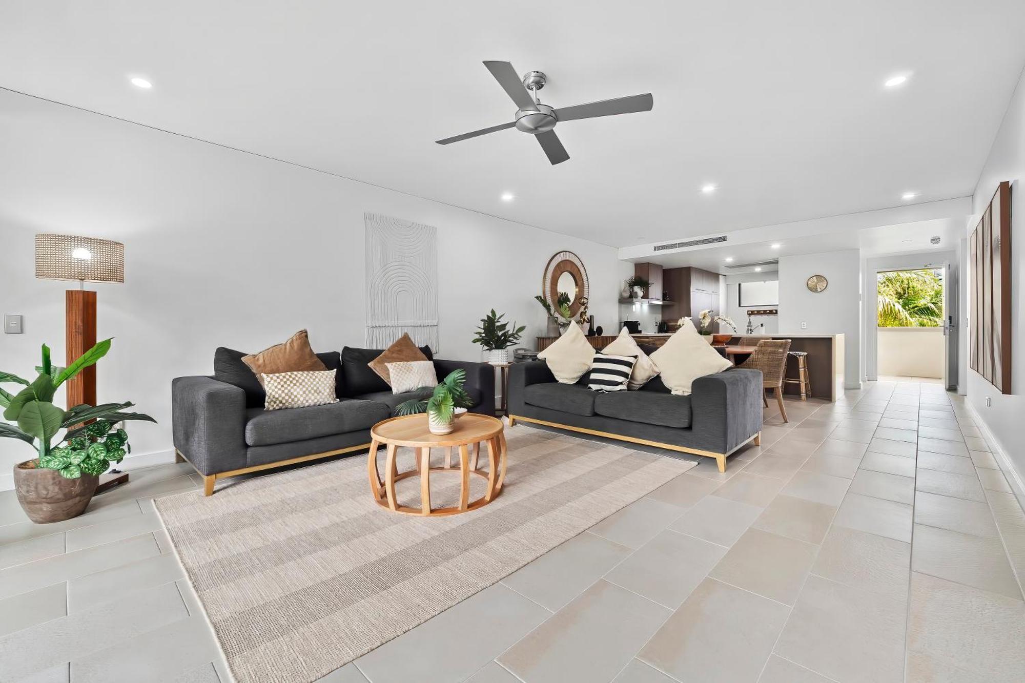 Private Apartments In The Temple Beachfront Resort Palm Cove Room photo