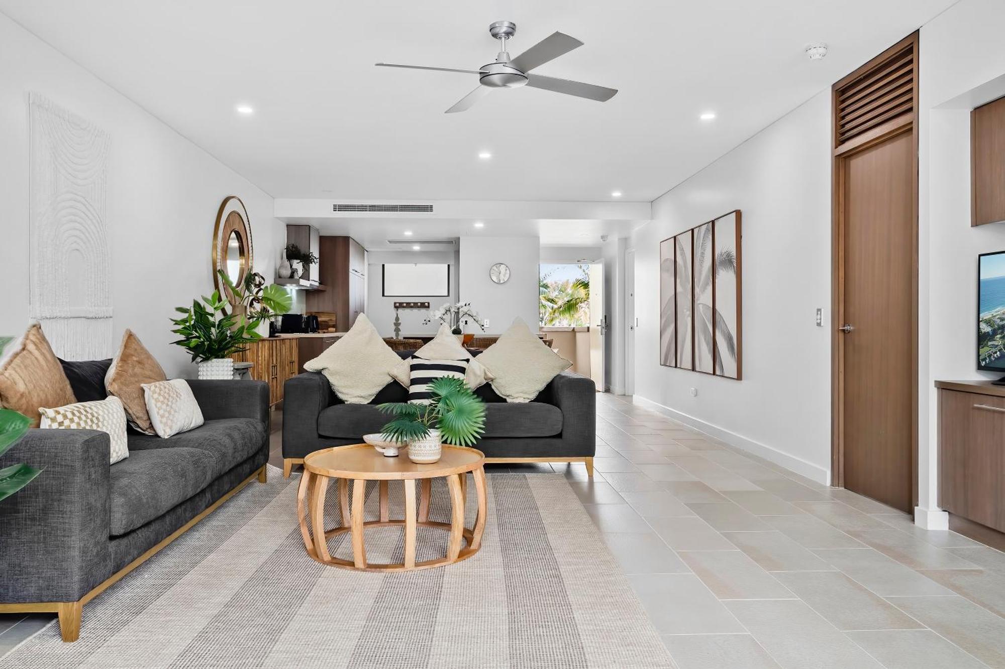Private Apartments In The Temple Beachfront Resort Palm Cove Room photo