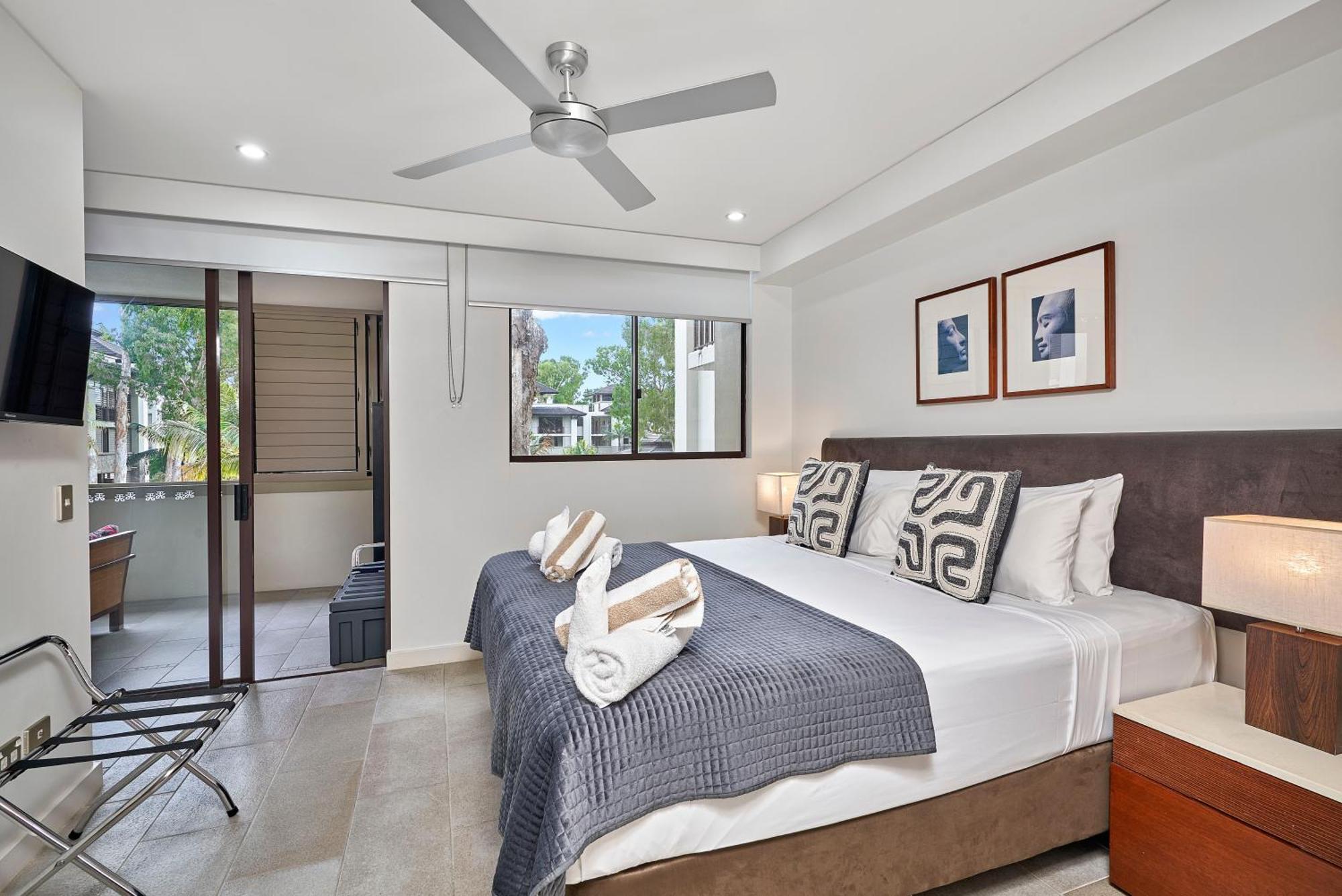 Private Apartments In The Temple Beachfront Resort Palm Cove Room photo