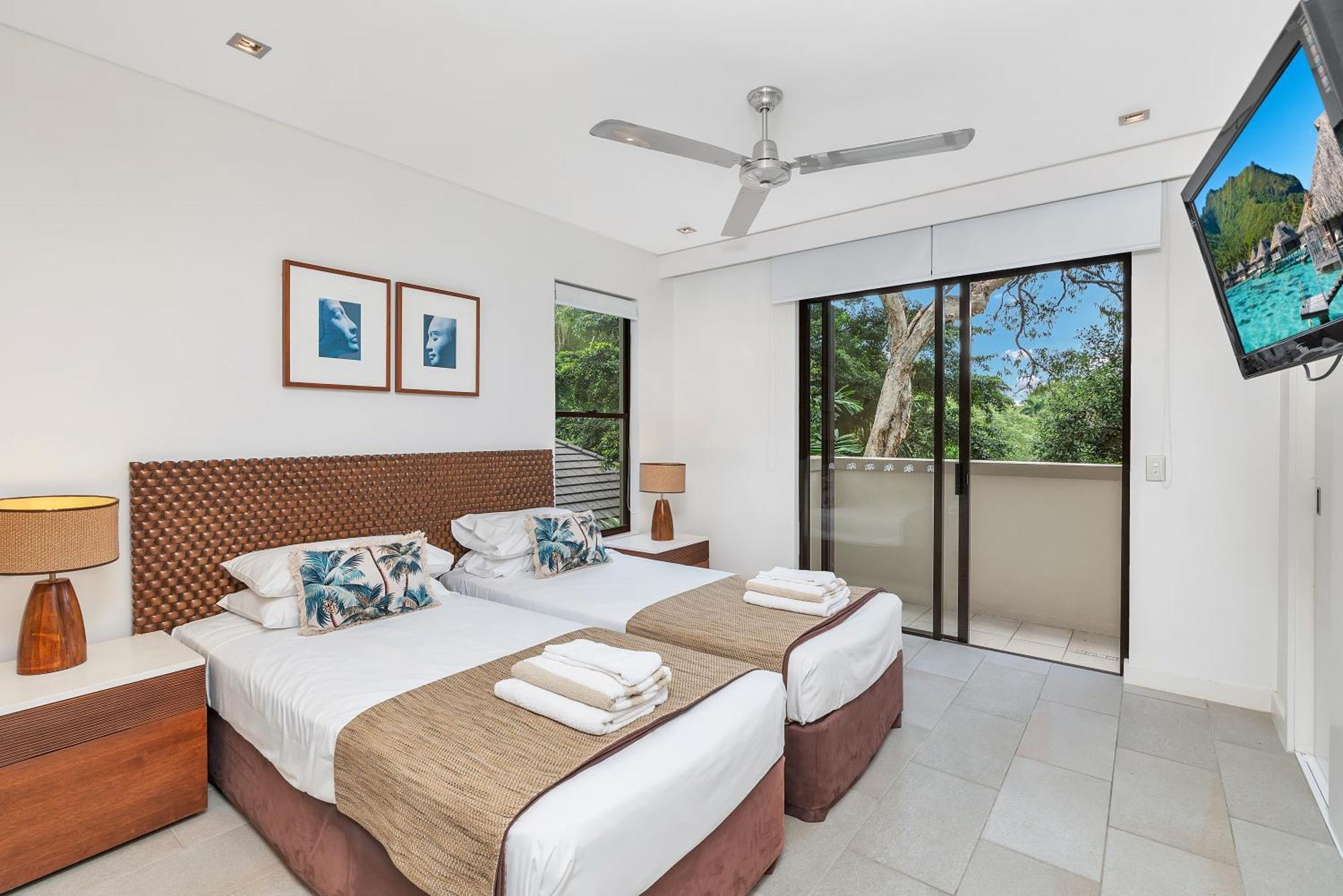 Private Apartments In The Temple Beachfront Resort Palm Cove Room photo