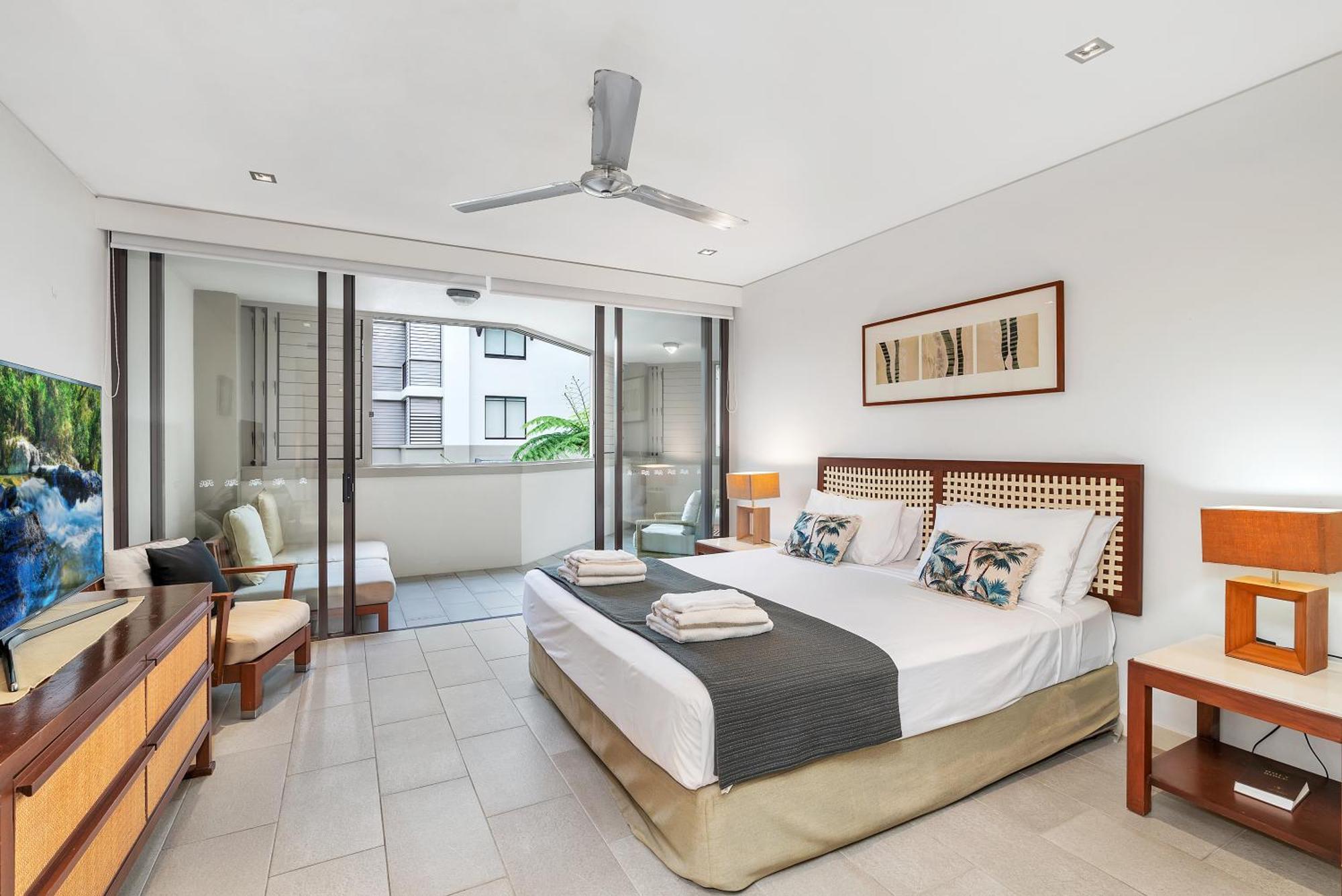 Private Apartments In The Temple Beachfront Resort Palm Cove Room photo