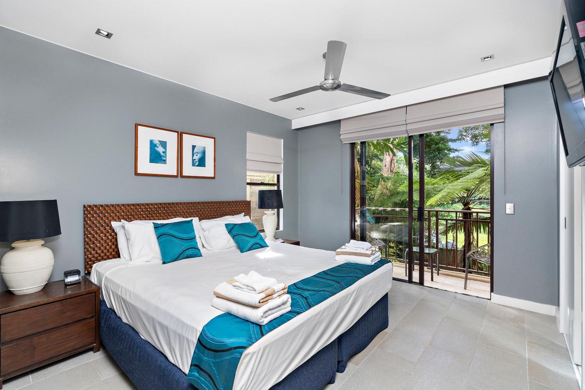 Private Apartments In The Temple Beachfront Resort Palm Cove Room photo