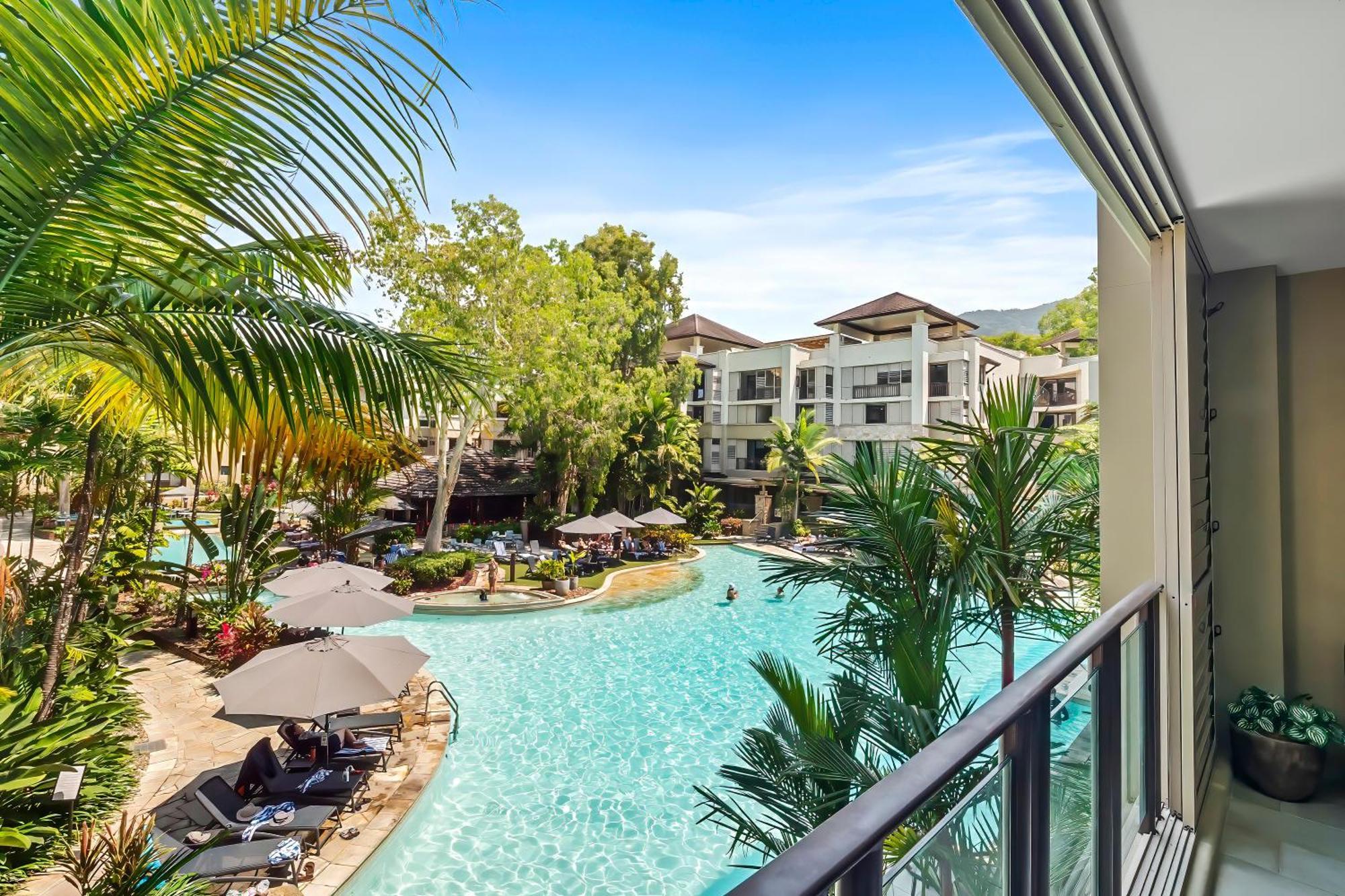Private Apartments In The Temple Beachfront Resort Palm Cove Room photo
