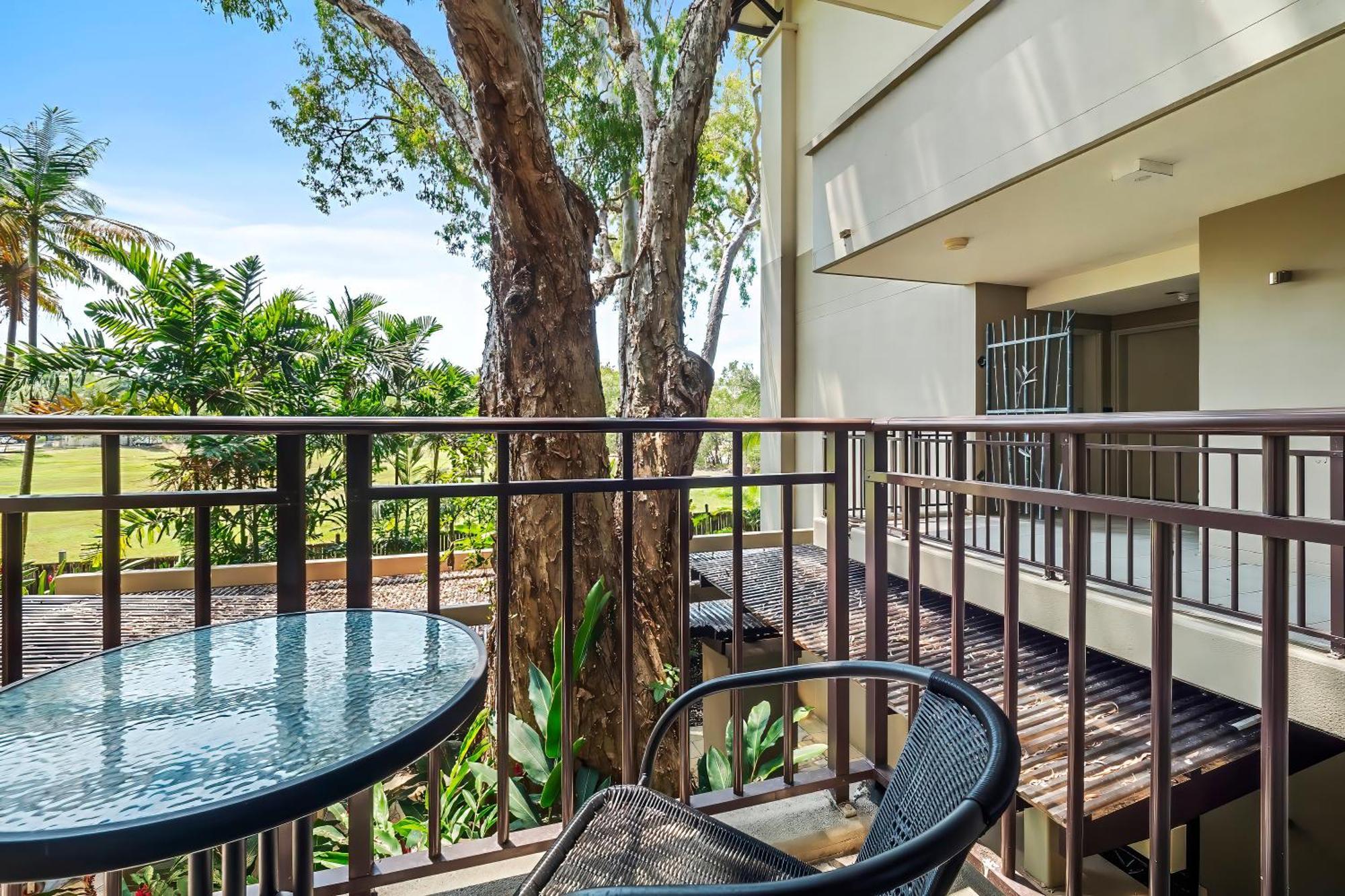 Private Apartments In The Temple Beachfront Resort Palm Cove Room photo