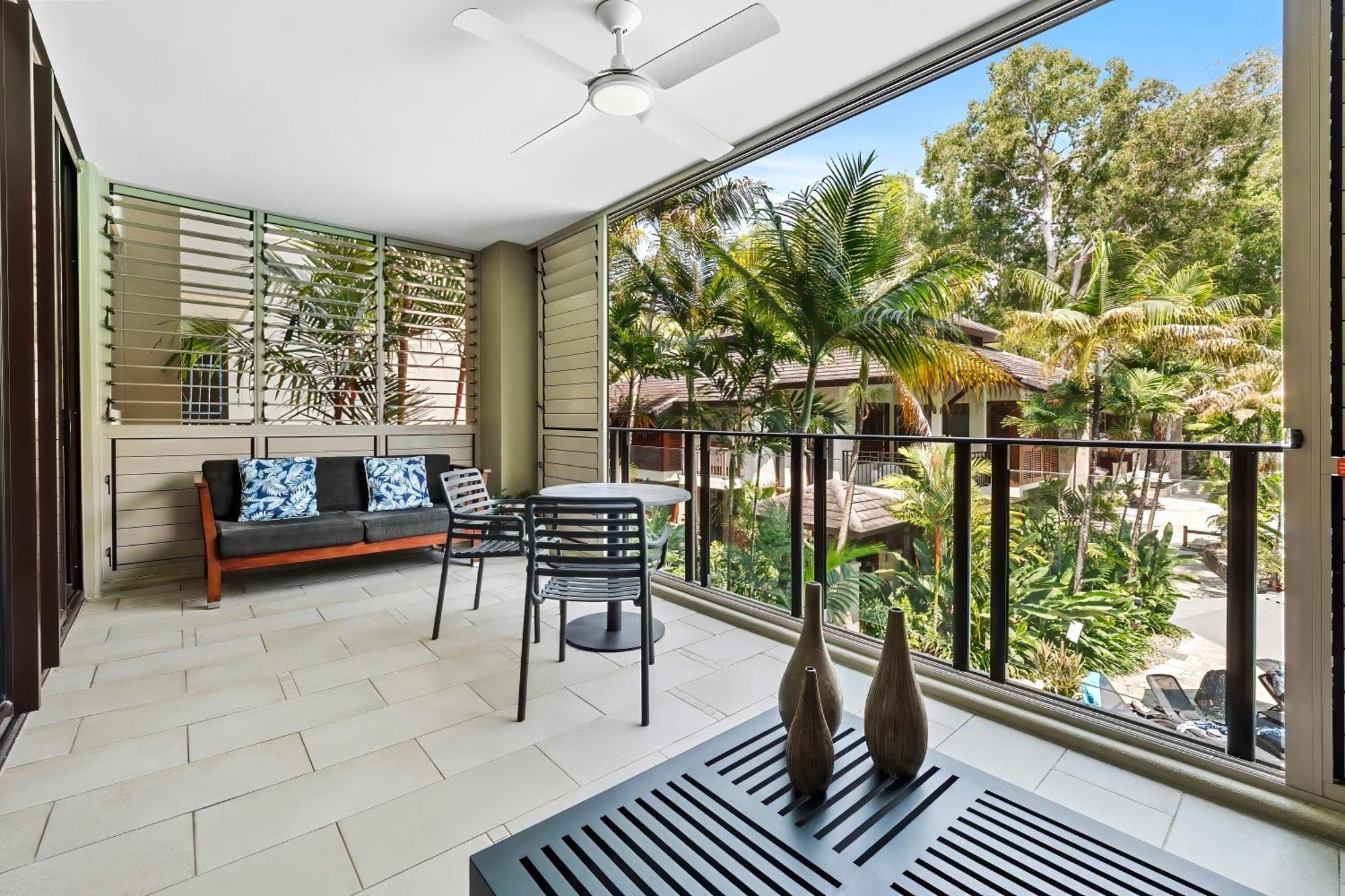 Private Apartments In The Temple Beachfront Resort Palm Cove Room photo