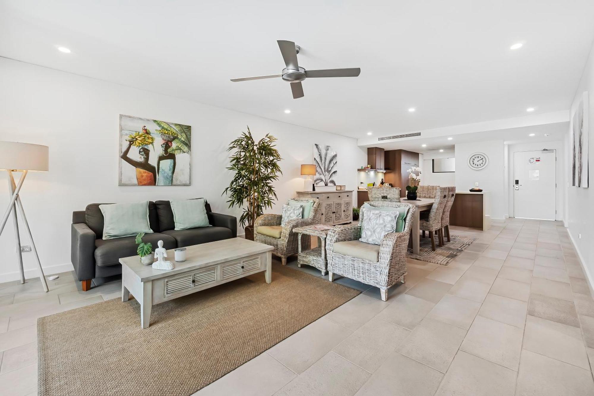 Private Apartments In The Temple Beachfront Resort Palm Cove Room photo