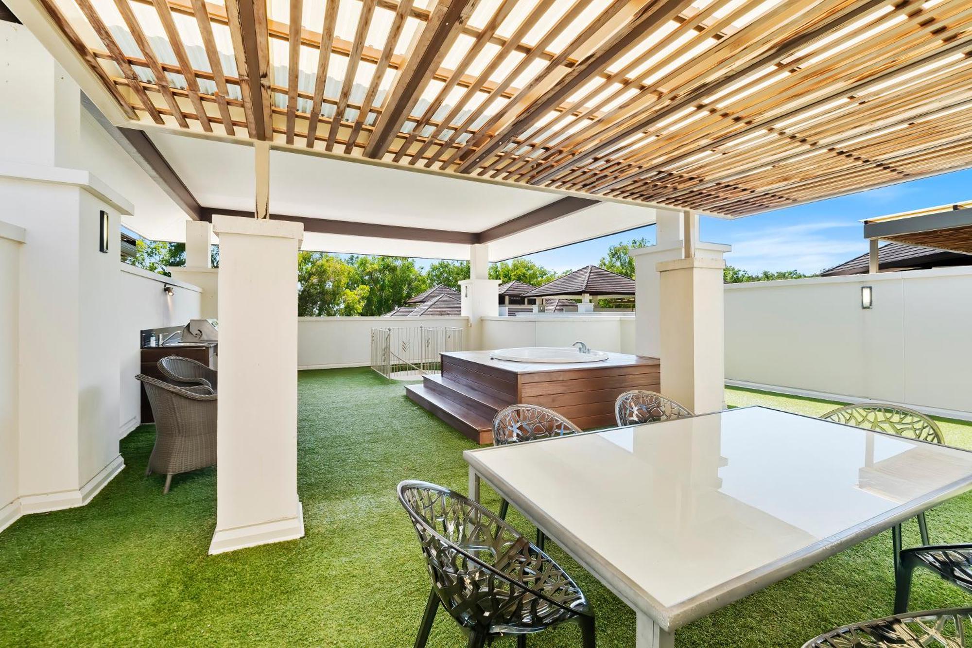 Private Apartments In The Temple Beachfront Resort Palm Cove Room photo