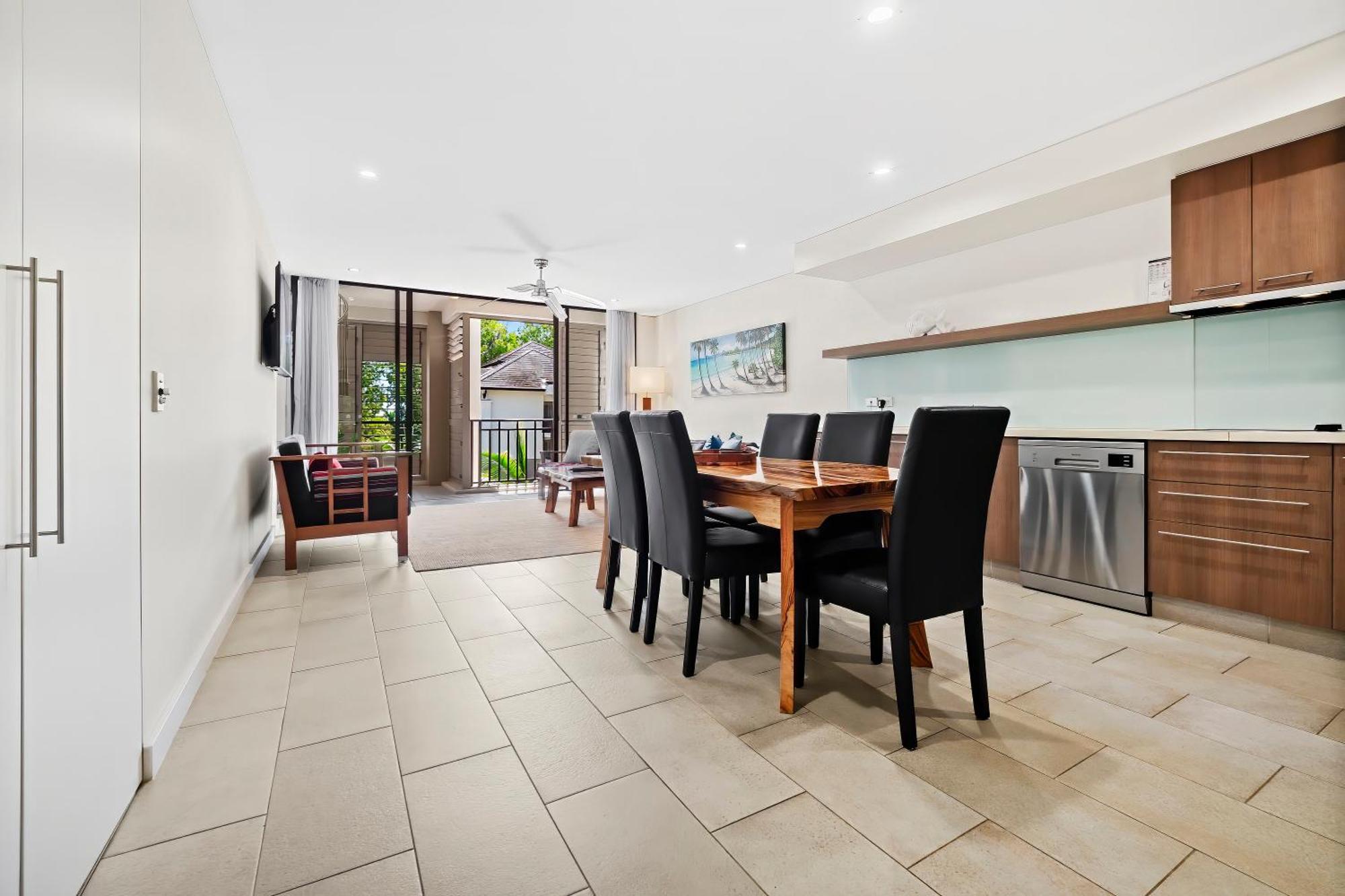 Private Apartments In The Temple Beachfront Resort Palm Cove Room photo