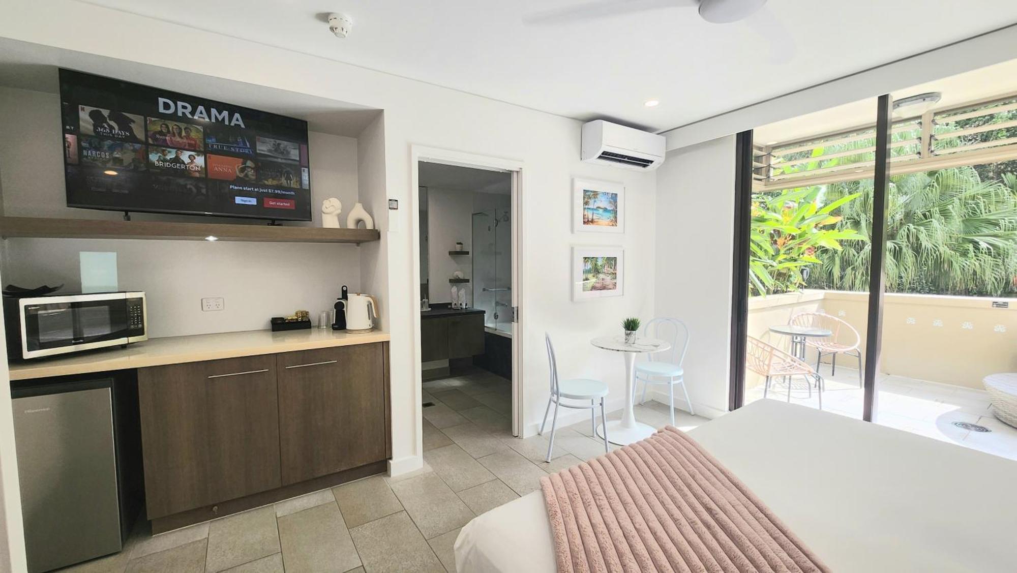Private Apartments In The Temple Beachfront Resort Palm Cove Room photo