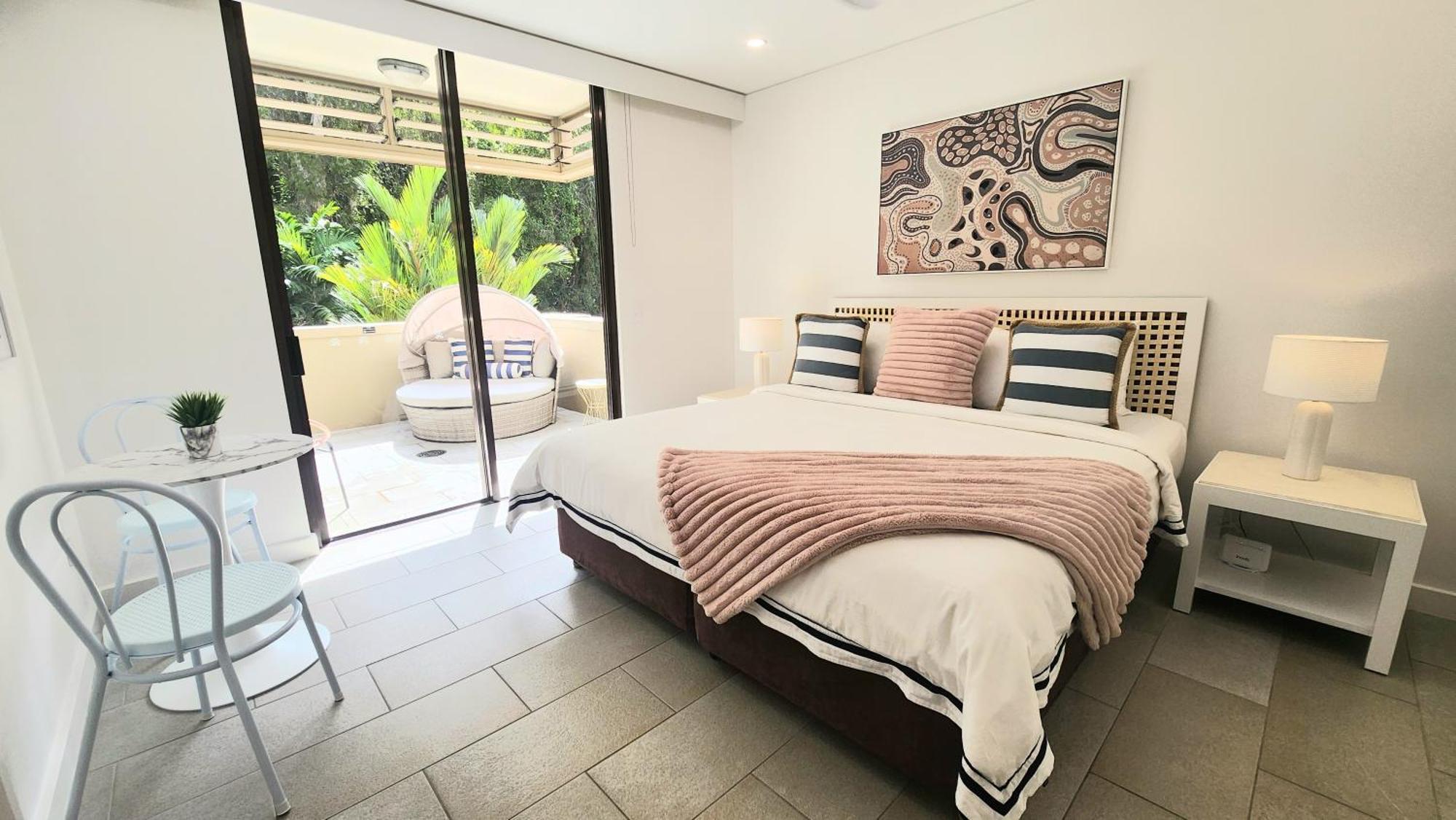 Private Apartments In The Temple Beachfront Resort Palm Cove Room photo
