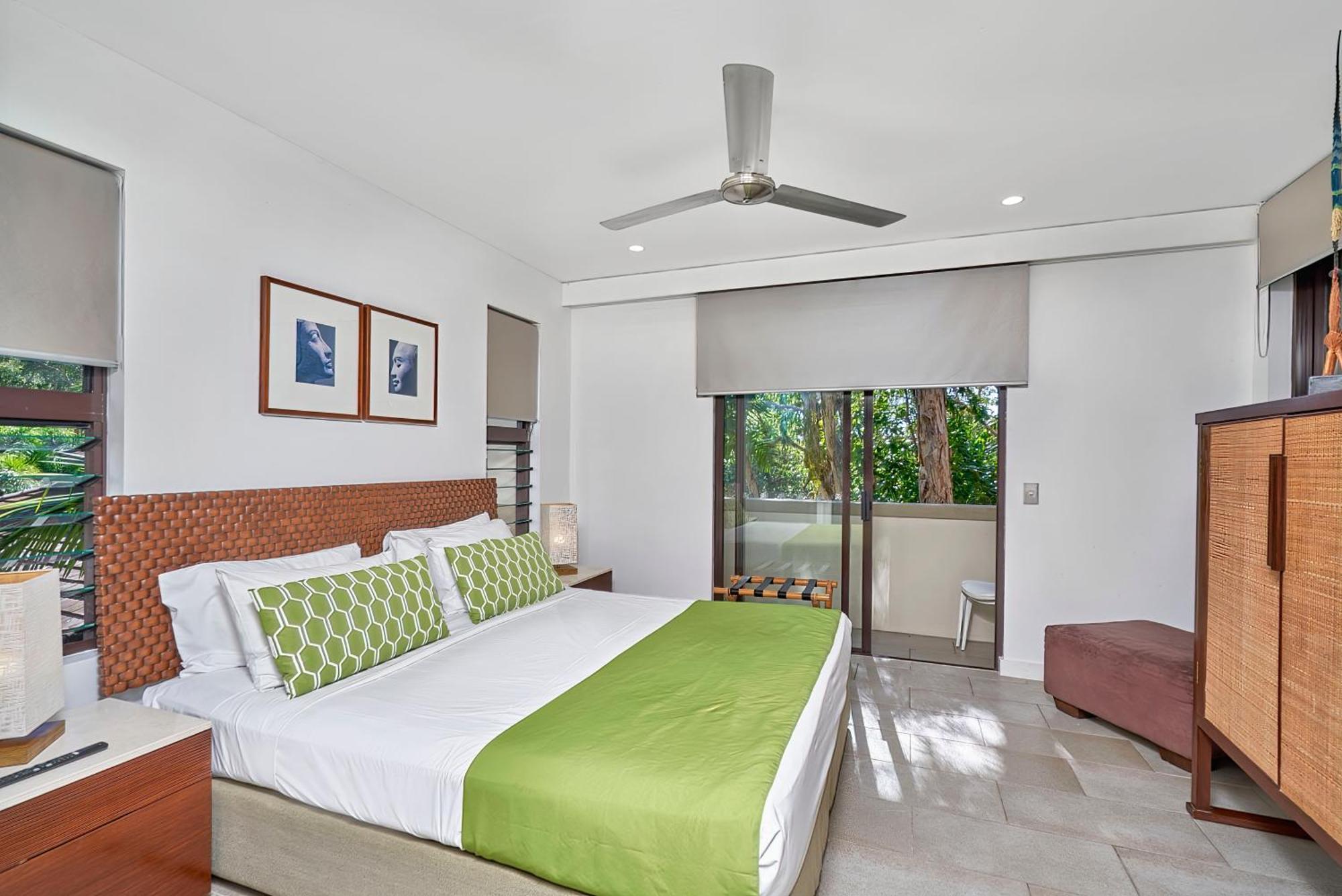 Private Apartments In The Temple Beachfront Resort Palm Cove Room photo